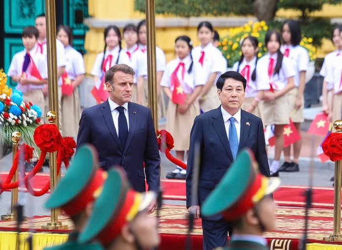 Lễ đón Tổng thống Pháp Emmanuel Macron thăm cấp Nhà nước tới Việt Nam- Ảnh 11. Lễ đón Tổng thống Pháp Emmanuel Macron thăm cấp Nhà nước tới Việt Nam - Ảnh 10.