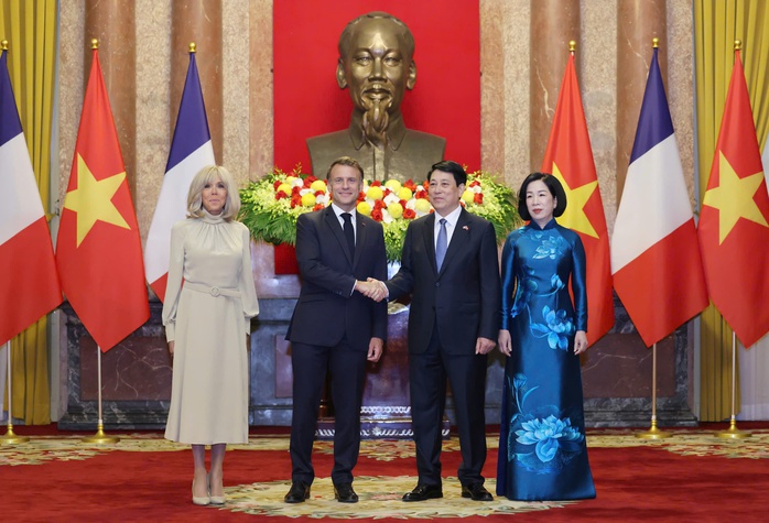 Lễ đón Tổng thống Pháp Emmanuel Macron thăm cấp Nhà nước tới Việt Nam- Ảnh 18. Lễ đón Tổng thống Pháp Emmanuel Macron thăm cấp Nhà nước tới Việt Nam - Ảnh 17.