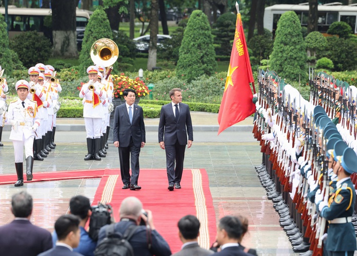 Lễ đón Tổng thống Pháp Emmanuel Macron thăm cấp Nhà nước tới Việt Nam- Ảnh 14. Lễ đón Tổng thống Pháp Emmanuel Macron thăm cấp Nhà nước tới Việt Nam - Ảnh 13.