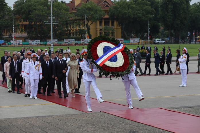 Tổng thống Pháp viếng Chủ tịch Hồ Chí Minh - Ảnh 2.