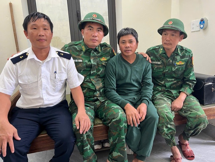 Cứu nạn thành công 10 thuyền viên còn lại trong vụ chìm tàu chở than trên biển - Ảnh 1.
