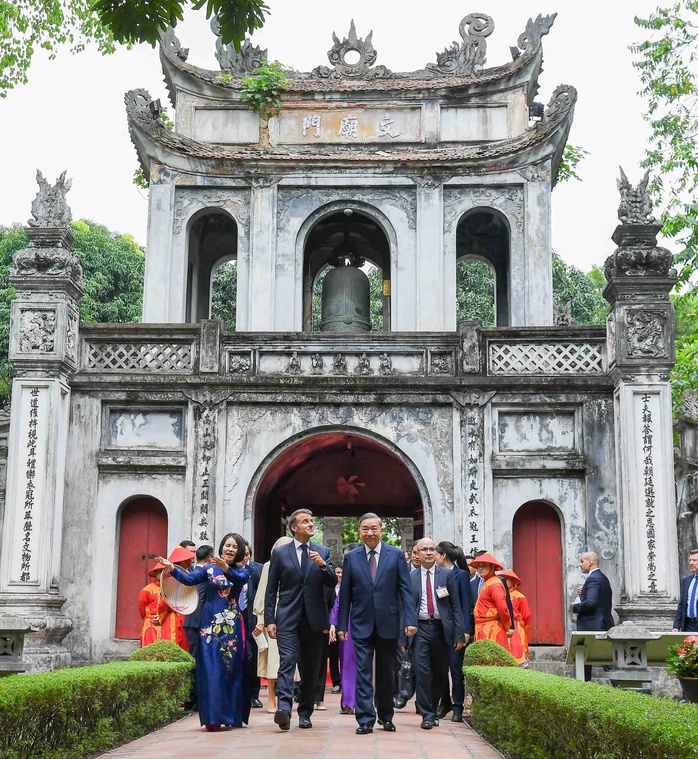 Tổng Bí thư Tô Lâm và Phu nhân cùng Tổng thống Pháp và Phu nhân thăm Văn Miếu Quốc Tử Giám - Ảnh 2.