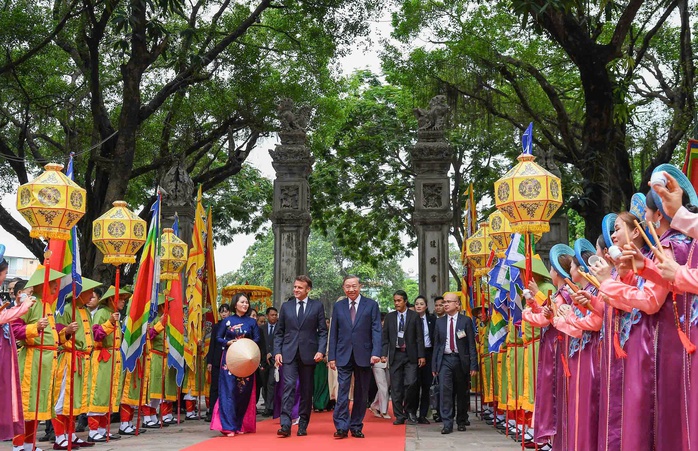 Tổng Bí thư Tô Lâm và Phu nhân cùng Tổng thống Pháp và Phu nhân thăm Văn Miếu Quốc Tử Giám - Ảnh 1.