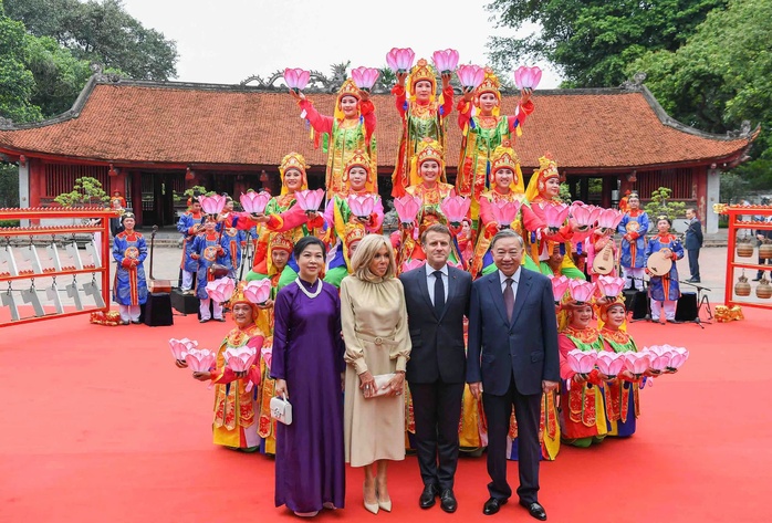 Tổng Bí thư Tô Lâm và Phu nhân cùng Tổng thống Pháp và Phu nhân thăm Văn Miếu Quốc Tử Giám - Ảnh 9.
