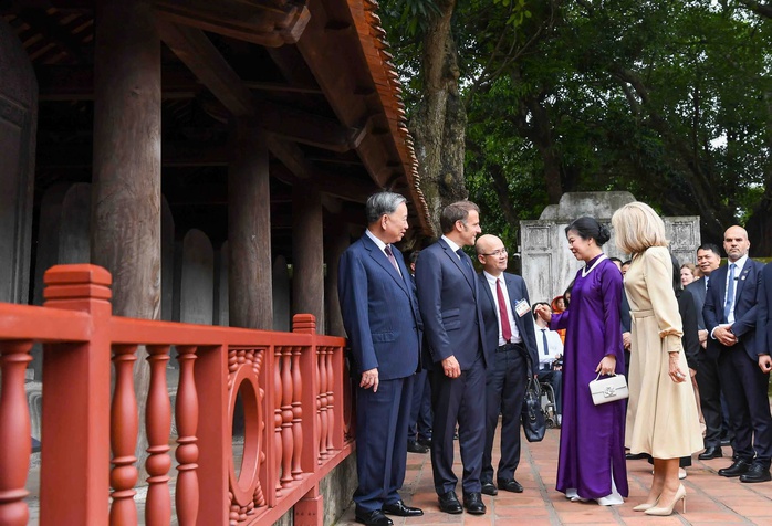 Tổng Bí thư Tô Lâm và Phu nhân cùng Tổng thống Pháp và Phu nhân thăm Văn Miếu Quốc Tử Giám - Ảnh 6.
