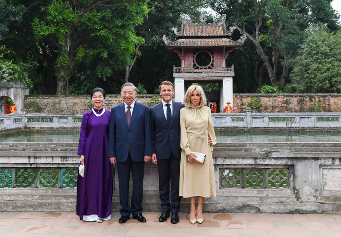 Tổng Bí thư Tô Lâm và Phu nhân cùng Tổng thống Pháp và Phu nhân thăm Văn Miếu Quốc Tử Giám - Ảnh 3.