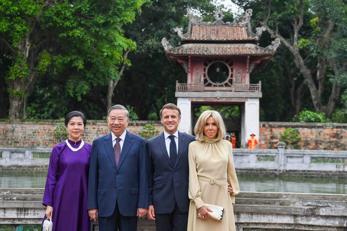 Tổng Bí thư Tô Lâm và Phu nhân cùng Tổng thống Pháp và Phu nhân thăm Văn Miếu Quốc Tử Giám - Ảnh 4.