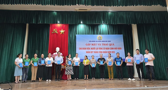 Đà Nẵng: Trao 300 suất hỗ trợ cho đoàn viên, người lao động khó khăn - Ảnh 2.