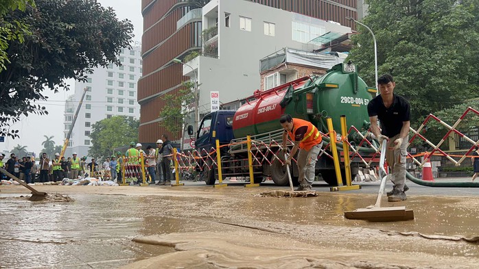 Bùn đất lại bất ngờ phun trào ngay tại trung tâm Hà Nội - Ảnh 2.