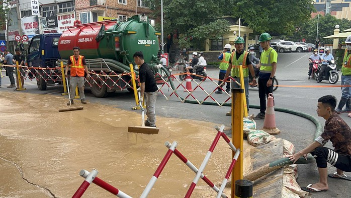 Bùn đất lại bất ngờ phun trào ngay tại trung tâm Hà Nội - Ảnh 3.