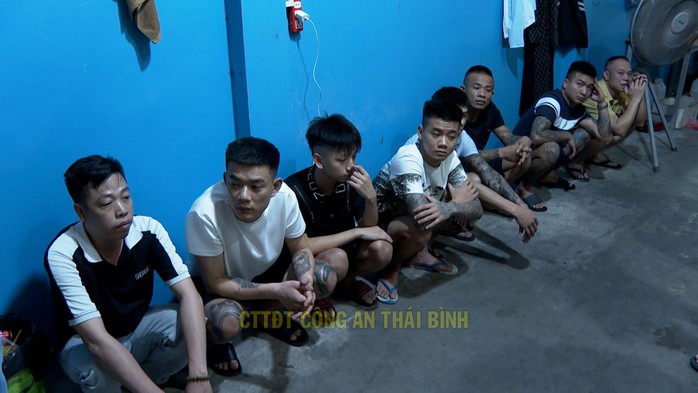 Phát hiện 28 nữ nhân viên quán karaoke trong khu nhà trọ rào kín dây thép gai, có camera giám sát- Ảnh 1. Phát hiện 28 nữ nhân viên quán karaoke trong khu nhà trọ rào kín dây thép gai, có camera giám sát- Ảnh 1.