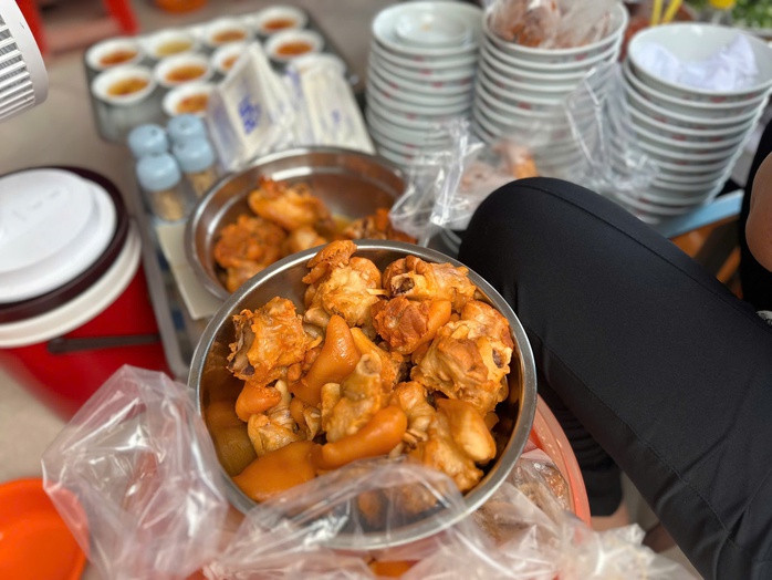 TP HCM: "Quán bánh canh 1 giờ" sắp đóng cửa, người dân tiếc hùi hụi - Ảnh 2.