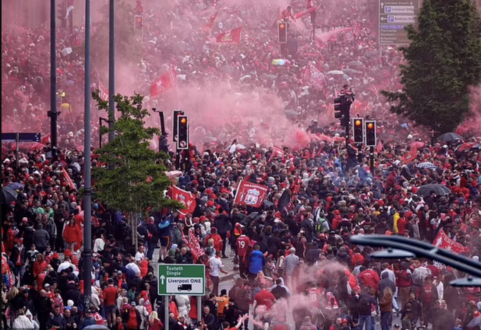 Liverpool diễu hành cúp vô địch, thành phố chìm trong tang tóc - Ảnh 6.