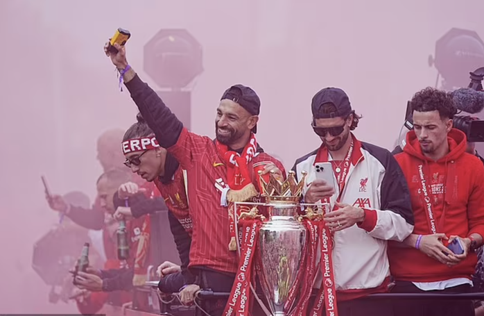 Liverpool diễu hành cúp vô địch, thành phố chìm trong tang tóc - Ảnh 7.