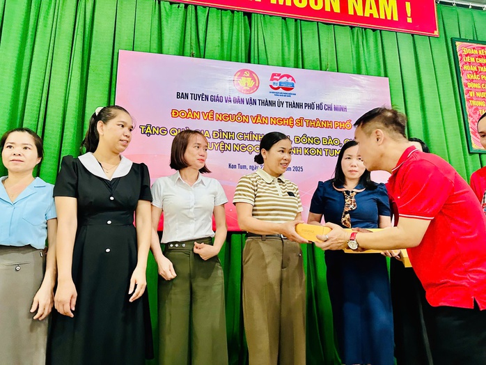 “Theo dấu chân cuộc Tổng tiến công và nổi dậy mùa Xuân 1975”: Về với biên cương Tổ quốc- Ảnh 8. “Theo dấu chân cuộc Tổng tiến công và nổi dậy mùa Xuân 1975”: Về với biên cương Tổ quốc- Ảnh 8.