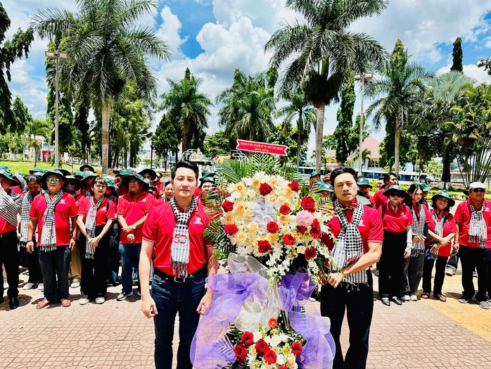 “Theo dấu chân cuộc Tổng tiến công và nổi dậy mùa Xuân 1975”: Trở lại vùng đất lịch sử- Ảnh 1. “Theo dấu chân cuộc Tổng tiến công và nổi dậy mùa Xuân 1975”: Trở lại vùng đất lịch sử- Ảnh 1.