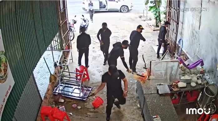 Bắt giữ toàn bộ 7 đối tượng côn đồ đập phá quán phở ở Đắk Lắk- Ảnh 1. Bắt giữ toàn bộ 7 đối tượng côn đồ đập phá quán phở ở Đắk Lắk- Ảnh 1.