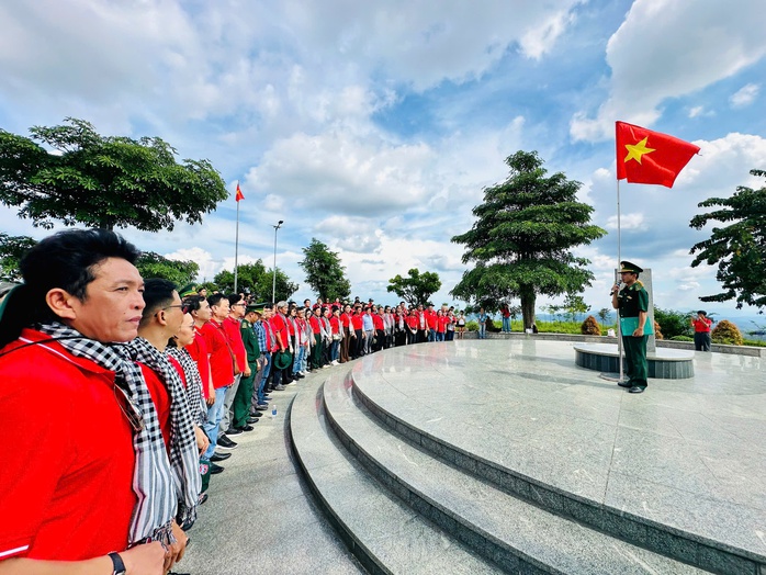 “Theo dấu chân cuộc Tổng tiến công và nổi dậy mùa Xuân 1975”: Về với biên cương Tổ quốc- Ảnh 1. “Theo dấu chân cuộc Tổng tiến công và nổi dậy mùa Xuân 1975”: Về với biên cương Tổ quốc- Ảnh 1.