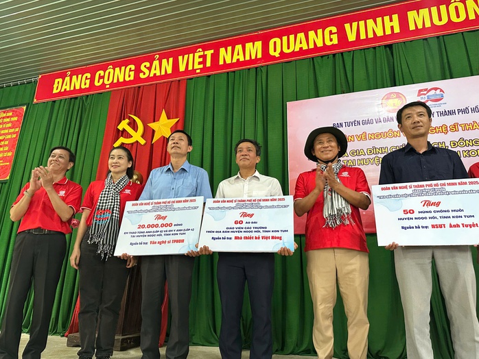 “Theo dấu chân cuộc Tổng tiến công và nổi dậy mùa Xuân 1975”: Về với biên cương Tổ quốc- Ảnh 7. “Theo dấu chân cuộc Tổng tiến công và nổi dậy mùa Xuân 1975”: Về với biên cương Tổ quốc- Ảnh 7.