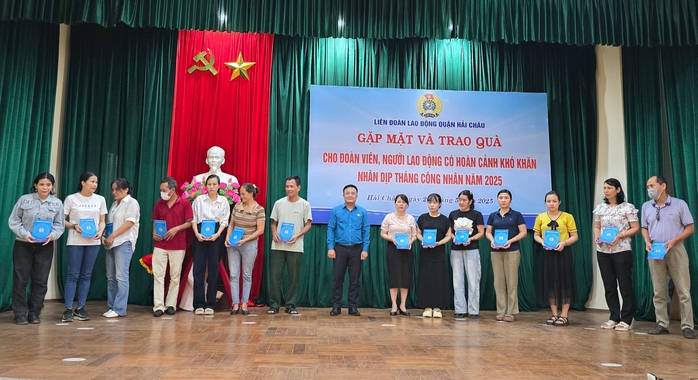 Đà Nẵng: Trao 300 suất hỗ trợ cho đoàn viên, người lao động khó khăn - Ảnh 1.