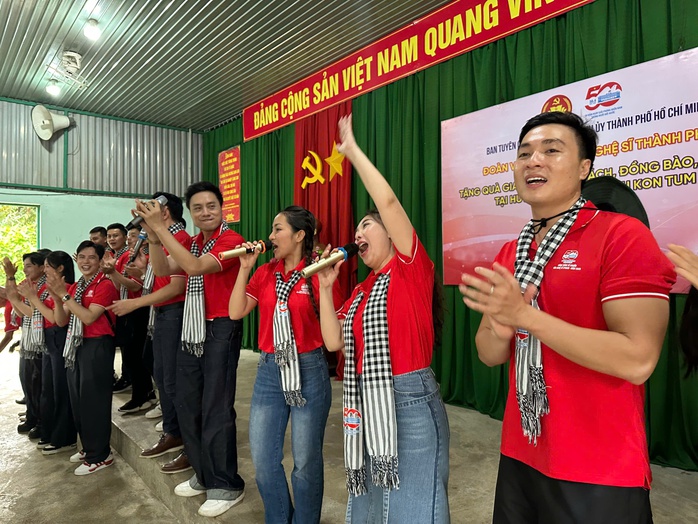 “Theo dấu chân cuộc Tổng tiến công và nổi dậy mùa Xuân 1975”: Về với biên cương Tổ quốc- Ảnh 3. “Theo dấu chân cuộc Tổng tiến công và nổi dậy mùa Xuân 1975”: Về với biên cương Tổ quốc- Ảnh 3.