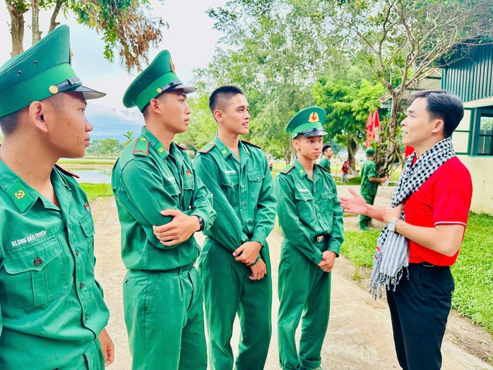 “Theo dấu chân cuộc Tổng tiến công và nổi dậy mùa Xuân 1975”: Về với biên cương Tổ quốc- Ảnh 14. “Theo dấu chân cuộc Tổng tiến công và nổi dậy mùa Xuân 1975”: Về với biên cương Tổ quốc- Ảnh 14.
