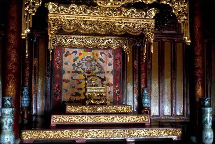 "Dân mạng" chỉ ra nhiều chi tiết lạ ở ngai vua triều Nguyễn, chuyên gia nói gì?- Ảnh 1. "Dân mạng" chỉ ra nhiều chi tiết lạ ở ngai vua triều Nguyễn, chuyên gia nói gì?- Ảnh 1.