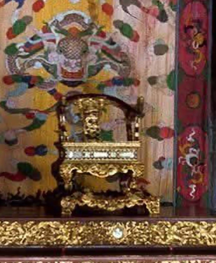 "Dân mạng" chỉ ra nhiều chi tiết lạ ở ngai vua triều Nguyễn, chuyên gia nói gì?- Ảnh 2. "Dân mạng" chỉ ra nhiều chi tiết lạ ở ngai vua triều Nguyễn, chuyên gia nói gì?- Ảnh 2.