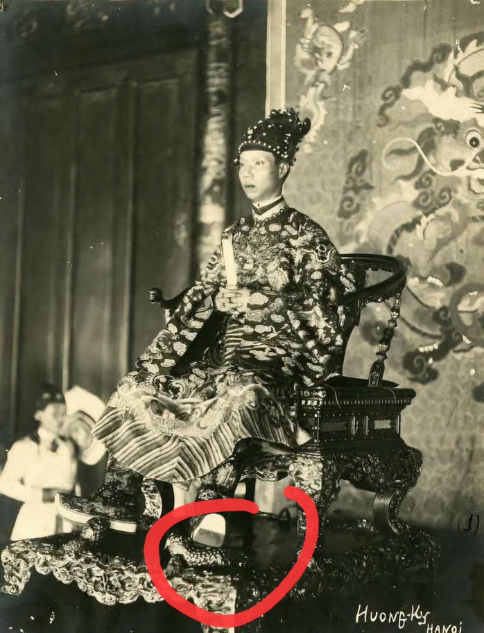 "Dân mạng" chỉ ra nhiều chi tiết lạ ở ngai vua triều Nguyễn, chuyên gia nói gì?- Ảnh 4. "Dân mạng" chỉ ra nhiều chi tiết lạ ở ngai vua triều Nguyễn, chuyên gia nói gì?- Ảnh 4.