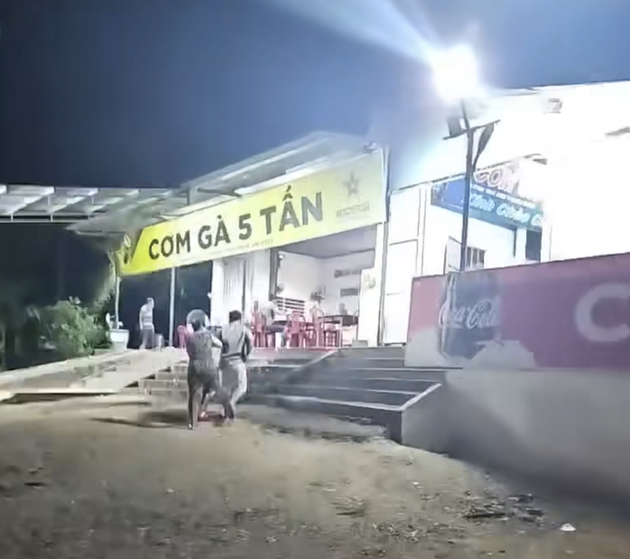 Xác minh vụ khách bị đánh gãy ngón tay sau khi phàn nàn giá cơm gà- Ảnh 1.