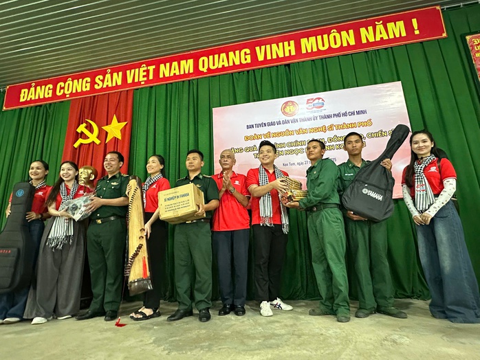 “Theo dấu chân cuộc Tổng tiến công và nổi dậy mùa Xuân 1975”: Về với biên cương Tổ quốc- Ảnh 11. “Theo dấu chân cuộc Tổng tiến công và nổi dậy mùa Xuân 1975”: Về với biên cương Tổ quốc- Ảnh 11.