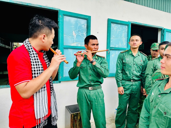 “Theo dấu chân cuộc Tổng tiến công và nổi dậy mùa Xuân 1975”: Về với biên cương Tổ quốc- Ảnh 13. “Theo dấu chân cuộc Tổng tiến công và nổi dậy mùa Xuân 1975”: Về với biên cương Tổ quốc- Ảnh 13.