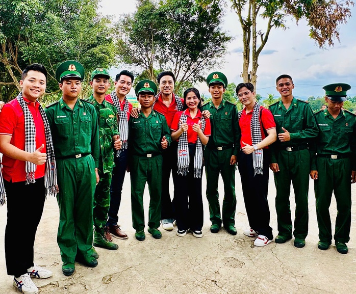 “Theo dấu chân cuộc Tổng tiến công và nổi dậy mùa Xuân 1975”: Về với biên cương Tổ quốc- Ảnh 4. “Theo dấu chân cuộc Tổng tiến công và nổi dậy mùa Xuân 1975”: Về với biên cương Tổ quốc- Ảnh 4.