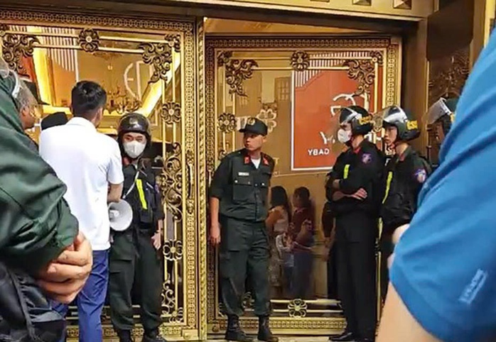 VIDEO: Nhà trùm giang hồ xứ Thanh - Tuấn "thần đèn" bị công an khám xét- Ảnh 1.