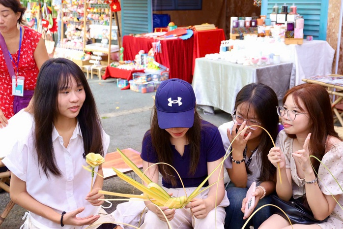 Bí mật bên trong lễ hội Tết Đoan Ngọ ở Thảo Cầm Viên Sài Gòn - Ảnh 3.
