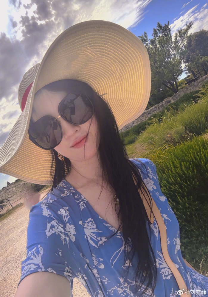 "Thần tiên tỉ tỉ" Lưu Diệc Phi xì xụp phở Việt- Ảnh 6. "Thần tiên tỉ tỉ" Lưu Diệc Phi xì xụp phở Việt- Ảnh 6.