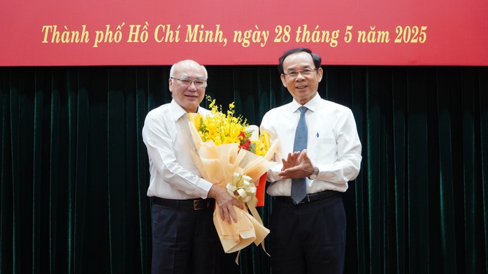 Ông Phan Nguyễn Như Khuê nhận quyết định nghỉ hưu- Ảnh 1. Ông Phan Nguyễn Như Khuê nhận quyết định nghỉ hưu - Ảnh 1.