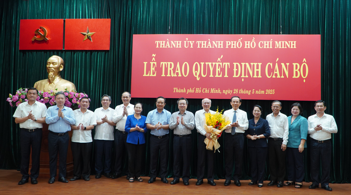 Ông Phan Nguyễn Như Khuê nhận quyết định nghỉ hưu- Ảnh 2. Ông Phan Nguyễn Như Khuê nhận quyết định nghỉ hưu - Ảnh 2.
