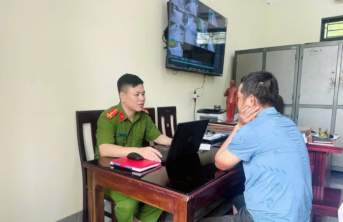 Xác định kẻ vừa đánh tới tấp nữ chủ quán cắt tóc, vừa quát lớn "mi xúc phạm bồ tau"- Ảnh 1. Xác định kẻ vừa đánh tới tấp nữ chủ quán cắt tóc, vừa quát lớn "mi xúc phạm bồ tau"- Ảnh 1.
