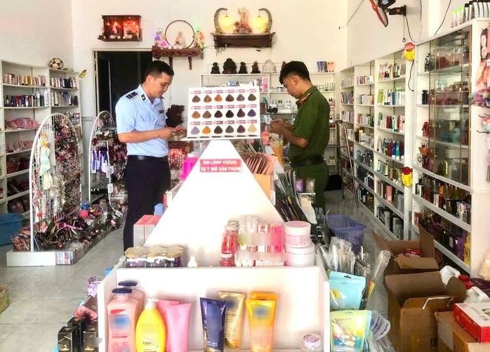 Phát hiện lượng lớn mỹ phẩm không rõ nguồn gốc - Ảnh 1.
