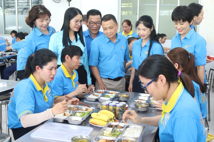 Bữa cơm Công đoàn: Mang niềm vui đến với người lao động Yến sào Khánh Hoà- Ảnh 5. Bữa cơm Công đoàn: Mang niềm vui đến với người lao động Yến sào Khánh Hoà- Ảnh 5.