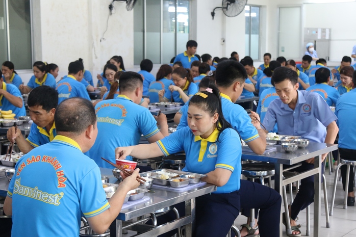 Bữa cơm Công đoàn: Mang niềm vui đến với người lao động Yến sào Khánh Hoà- Ảnh 6. Bữa cơm Công đoàn: Mang niềm vui đến với người lao động Yến sào Khánh Hoà- Ảnh 6.
