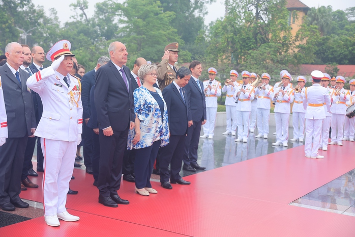 Tổng thống Hungary đặt vòng hoa tưởng niệm các Anh hùng liệt sĩ - Ảnh 5.