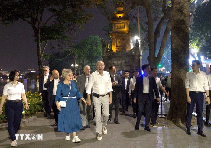 Tổng thống Hungary và Phu nhân đi dạo quanh hồ Hoàn Kiếm, ngắm tháp Rùa trong đêm- Ảnh 2. Tổng thống Hungary và Phu nhân đi dạo quanh hồ Hoàn Kiếm, ngắm tháp Rùa trong đêm- Ảnh 2.