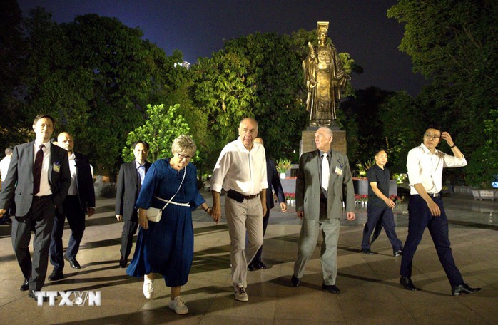 Tổng thống Hungary và Phu nhân đi dạo quanh hồ Hoàn Kiếm, ngắm tháp Rùa trong đêm- Ảnh 3. Tổng thống Hungary và Phu nhân đi dạo quanh hồ Hoàn Kiếm, ngắm tháp Rùa trong đêm- Ảnh 3.