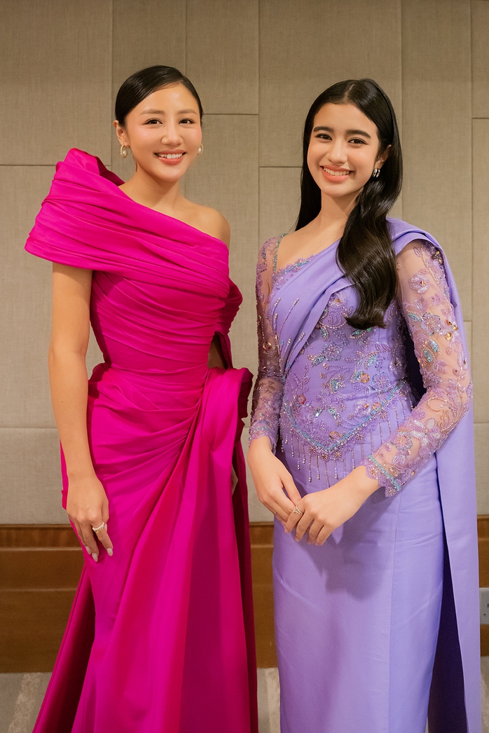 Văn Mai Hương hát cùng công chúa Campuchia Norodom Jenna
- Ảnh 1. Văn Mai Hương hát cùng công chúa Campuchia Norodom Jenna
- Ảnh 1.
