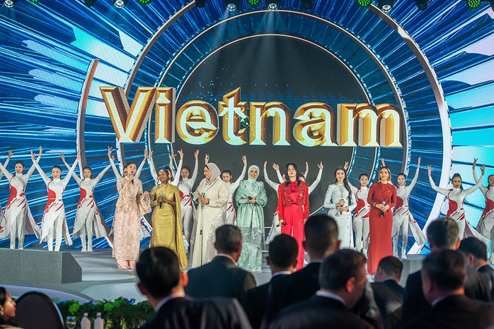Văn Mai Hương hát cùng công chúa Campuchia Norodom Jenna
- Ảnh 2. Văn Mai Hương hát cùng công chúa Campuchia Norodom Jenna
- Ảnh 2.
