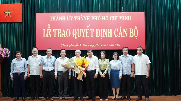 Ông Phan Nguyễn Như Khuê nhận quyết định nghỉ hưu - Ảnh 3.