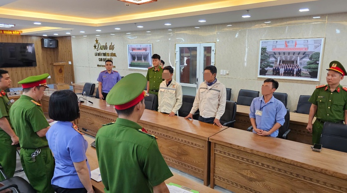 Chỉ huy trưởng công trình chỉ đạo dùng 162 tấn chất thải để san nền dự án- Ảnh 1. Chỉ huy trưởng công trình chỉ đạo dùng 162 tấn chất thải để san nền dự án- Ảnh 1.