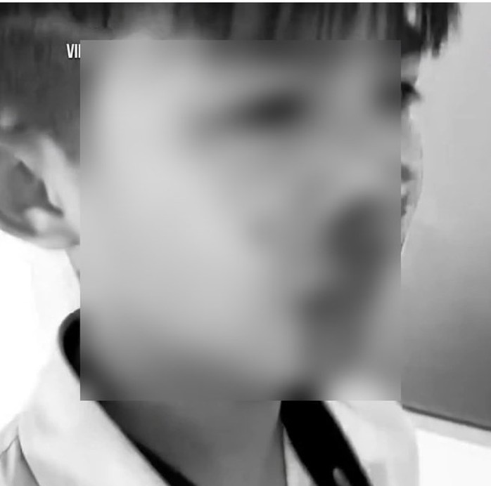 Xôn xao clip học sinh lớp 7 nghi bị phụ huynh lớp 5 đánh chảy máu mũi- Ảnh 1. Xôn xao clip học sinh lớp 7 nghi bị phụ huynh lớp 5 đánh chảy máu mũi- Ảnh 1.